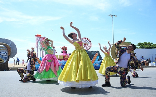 Carnival đường phố sôi động mở màn Lễ hội du lịch biển Sầm Sơn 2020