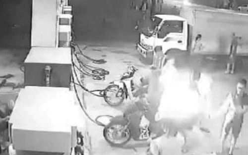 Hà Nội: Xử phạt nhóm thanh niên hút thuốc gây cháy tại cây xăng