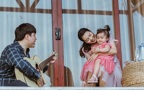 Ca sĩ Nguyễn Ngọc Anh phát hành MV mừng thôi nôi con gái nhỏ
