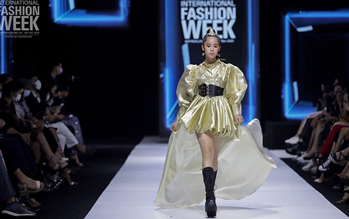 'Mẫu nhí' Bella Vũ tự tin catwalk cùng siêu mẫu Võ Hoàng Yến