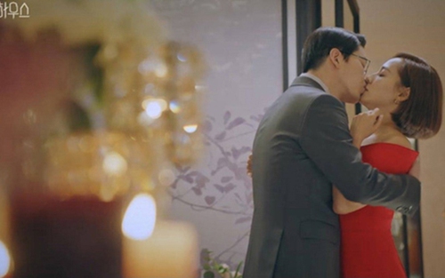 'Penthouse: Cuộc chiến thượng lưu': Yoon Hee phản bội 'chị đẹp', ngoại tình với Ju Dan Tae