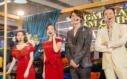 Dàn sao 'Gái già lắm chiêu V' giao lưu, tặng vàng cho khán giả tại TP.HCM