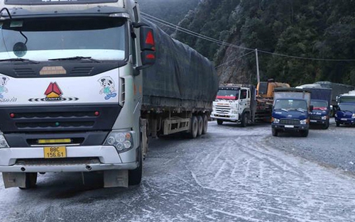 Mặt đường đóng băng gây nguy hiểm cho phương tiện tham gia giao thông