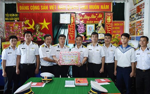Vượt sóng cấp 8, quất Tết Văn Giang đến với nhà giàn DK 1