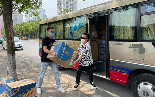 Tùng Dương và sao Việt góp hàng tỷ đồng chống Covid-19
