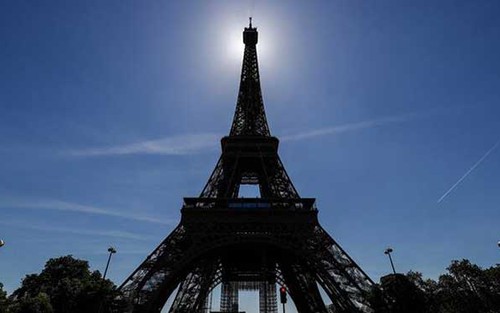 Biểu tình lớn ở Paris phản đối 'giấy thông hành Covid-19'