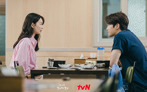 'Hometown Cha-Cha-Cha': Hye Jin qua đêm nhà Doo Shik và cả hai chính thức hẹn hò?