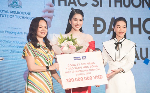 'Bà trùm hoa hậu' Phạm Kim Dung trao học bổng 300 triệu đồng cho Á hậu Phương Anh