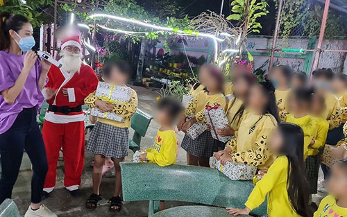 Hoa hậu Khánh Vân tặng quà Giáng sinh cho các em nhỏ tại ngôi nhà OBV