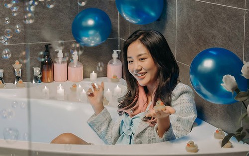 Giáng sinh: Văn Mai Hương hát 'Let’s talk about love' an ủi nàng độc thân