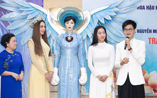 Hoa hậu Thùy Tiên trao tặng trang phục dự thi quốc tế cho Bảo tàng Phụ nữ Nam Bộ