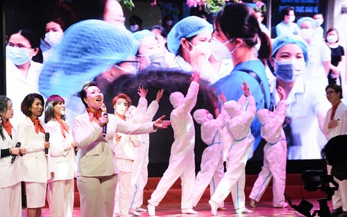 Sao Mai Hiền Anh 'Giữ mãi những nụ cười', tri ân các chiến sĩ áo trắng