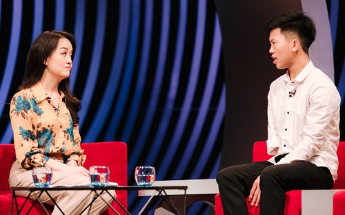 'Trạm yêu thương': Nam sinh người Dao 'ngược chiều gió' mang chữ xuống phố