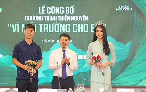 Á hậu Phương Anh - cầu thủ Duy Mạnh chung tay 'Vì mái trường cho em'