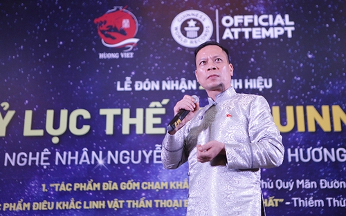 2 tác phẩm gốm của nghệ nhân Nguyễn Hùng được trao kỷ lục Guinness thế giới