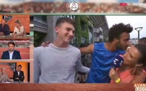 Bị cấm thi đấu vĩnh viễn ở Roland Garros vì cưỡng hôn phóng viên