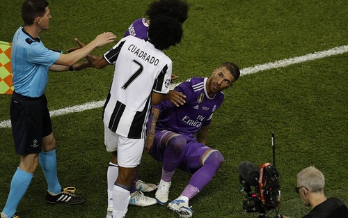 Sergio Ramos làm 'kịch sĩ', Juan Cuadrado dính thẻ đỏ OAN UỔNG