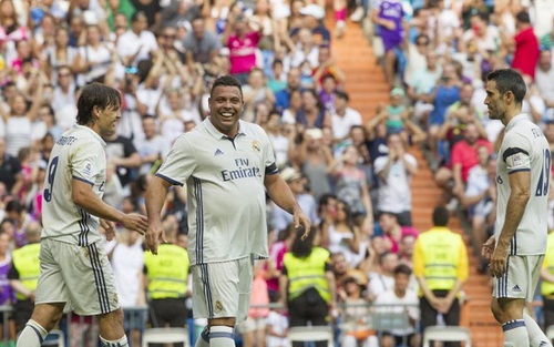 Fan sốc khi chứng kiến thân hình phì nộn của Ronaldo 'béo'