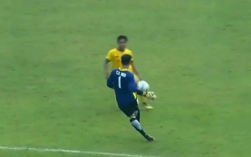 Thủ môn U18 Việt Nam 'biếu không' bàn thắng cho U18 Brunei