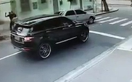 KINH HOÀNG: Thủ môn Brazil bị dí súng, cướp xe trắng trợn ngay trên đường phố