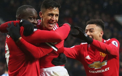 Alexis Sanchez ra mắt Old Trafford: Ăn thẻ, đá hỏng 11m, và kỷ lục về số lần bị phạm lỗi