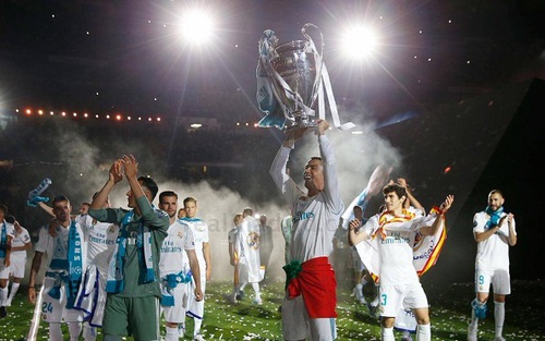 Tưng bừng tiệc mừng công của Real Madrid ở Bernabeu, CĐV hô vang đòi Ronaldo ở lại