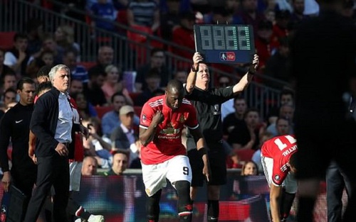 Mourinho nổi giận với Lukaku và Fellaini sau Chung kết FA Cup