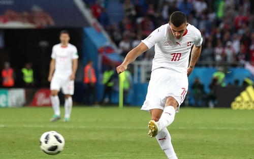 VIDEO: Granit Xhaka nã đại bác kinh hoàng tung lưới Serbia