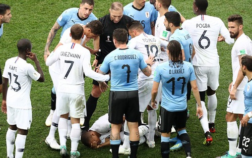 Mbappe bị tố học Neymar tật 'ăn vạ' sau pha lăn lộn ở trận tứ kết với Uruguay
