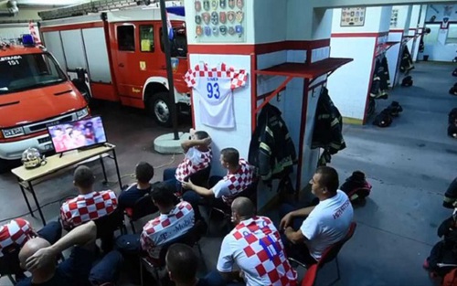 Lính cứu hỏa Croatia không xem quả đá 11m quan trọng vì đi làm nhiệm vụ
