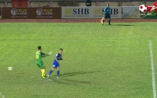 VIDEO: Bùi Tiến Dũng mắc 2 sai lầm tai hại khiến FLC Thanh Hóa thua Bình Dương