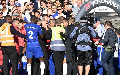 ẢNH CHẾ: Pep Guardiola bị lôi vào chuyện Mourinho đòi 'xử' trợ lý của Sarri