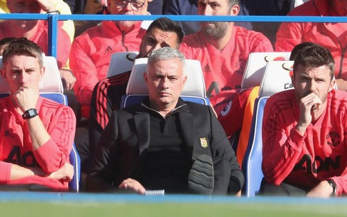 Mourinho tha thứ cho trợ lý của Chelsea, tố trọng tài bù giờ quá nhiều