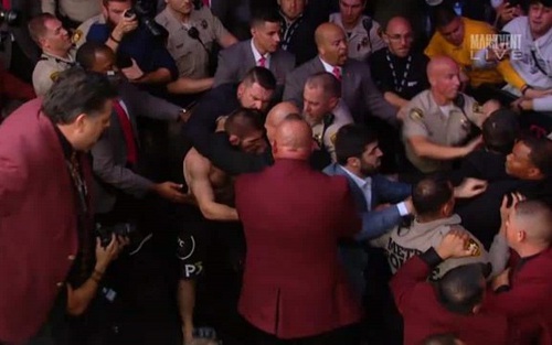 Hỗn chiến ở UFC, 3 người bị tống vào tù vì tấn công McGregor