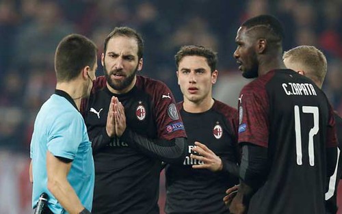 AC Milan bất ngờ bị Olympiakos loại khỏi Europa League dù nắm lợi thế lớn