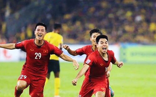 Tiền vệ Đức Huy: '10 năm trước tôi là cậu bé nhặt bóng, giờ không ngờ đã vô địch AFF Cup'