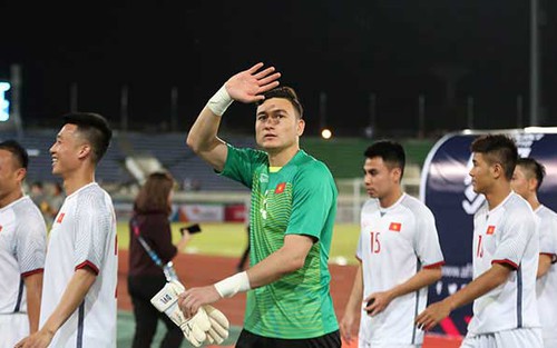 Xô đổ kỷ lục của một loạt huyền thoại, Văn Lâm được báo Indonesia ca ngợi