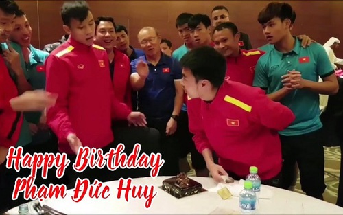 Tiền vệ Đức Huy lại bị chơi khăm khi được tổ chức sinh nhật 'to nhất vùng Vịnh'