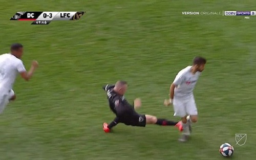 Đạp thẳng vào chân đối thủ, Wayne Rooney dính thẻ đỏ đầu tiên ở MLS