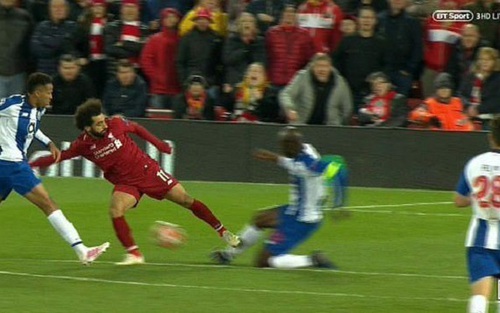 Mohamed Salah đáng phải nhận thẻ đỏ sau pha vào bóng ghê rợn với cầu thủ Porto