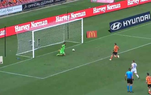 Phát sốt với cầu thủ đầu tiên sút quả 'panenka ảo'