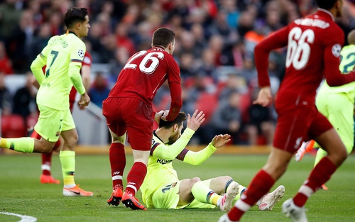 Liverpool 4-0 Barca: Fan Liverpool thích thú khi Robertson ấn đầu, dằn mặt Messi
