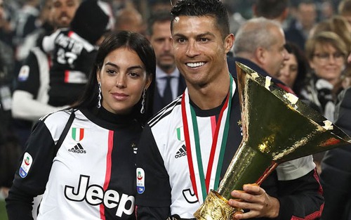 Ronaldo để cúp vô địch đập vào mặt con trai, va vào người bạn gái khi ăn mừng Scudetto