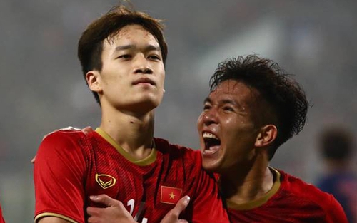 Đội hình ra sân của U23 Việt Nam: Martin Lo dự bị. Đội trưởng Bùi Tiến Dũng bắt chính