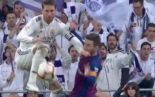 Ramos thẳng tay đánh cùi chỏ vào mặt Messi khiến CĐV Barca nổi cơn thịnh nộ