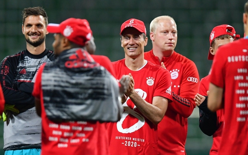Cầu thủ Bayern Munich diện chiếc áo đặc biệt khi ăn mừng chức vô địch Bundesliga