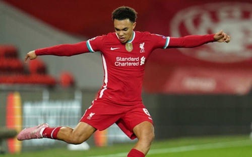 Trent Alexander-Arnold gây sốt với cú vô lê chuyền bóng chính xác tới từng centimet
