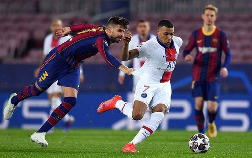 Bị Pique túm áo, Messi và Busquets vây ráp, Mbappe vẫn rực sáng trước Barcelona