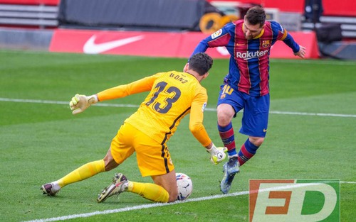 Sevilla 0-2 Barcelona: Messi ghi bàn 8 trận liên tiếp, Barca thắng trên sân khách