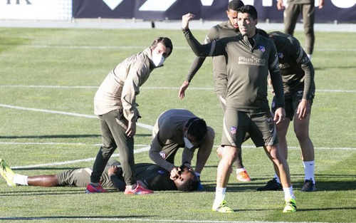 Ngôi sao của Atletico Madrid bỗng nhiên ngã gục khiến cả đội hoảng loạn